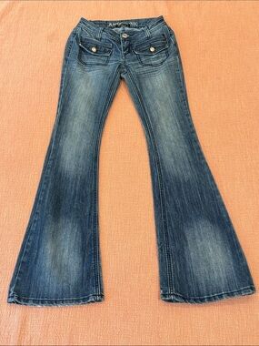 Y2K wm’s W25L32 low rise Blue Flared Jeans with embroidered back pockets
